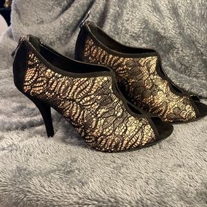 WOMENS SZ 7 CATO 4” HEELS GOLD & BLACK ZIPPER BACK STUNNING WORN TWICE